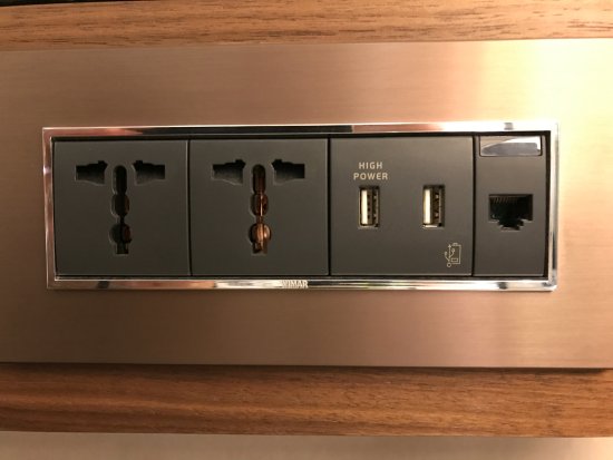 Eksempel på indbyggede USB stik på et hotel i USA. Men hvad er der på den anden side af stikket?